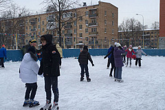 У школы на Амурской ул., 60 работает каток