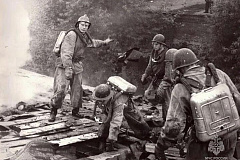 1 мая 1933 года была образована газодымозащитная служба. В этот день было сформировано первое звено ГДЗС