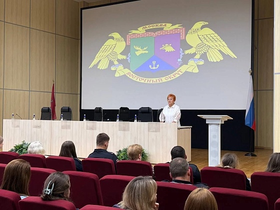 Председатель Совета ветеранов УВД по ВАО Надежда Козлова провела патриотическую встречу с личным составом в честь Дня Государственного флага РФ