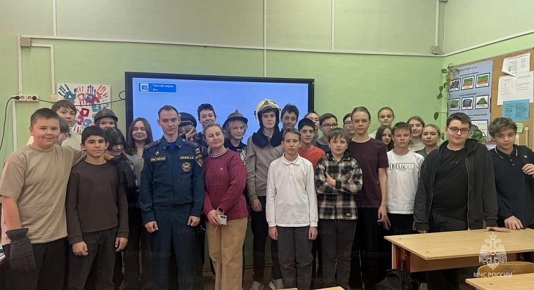 В рамках всероссийского проекта «Разговоры о важном» для учащихся 8 класса школы № 1352 состоялась встреча с представителем столичного Главка МЧС России.
